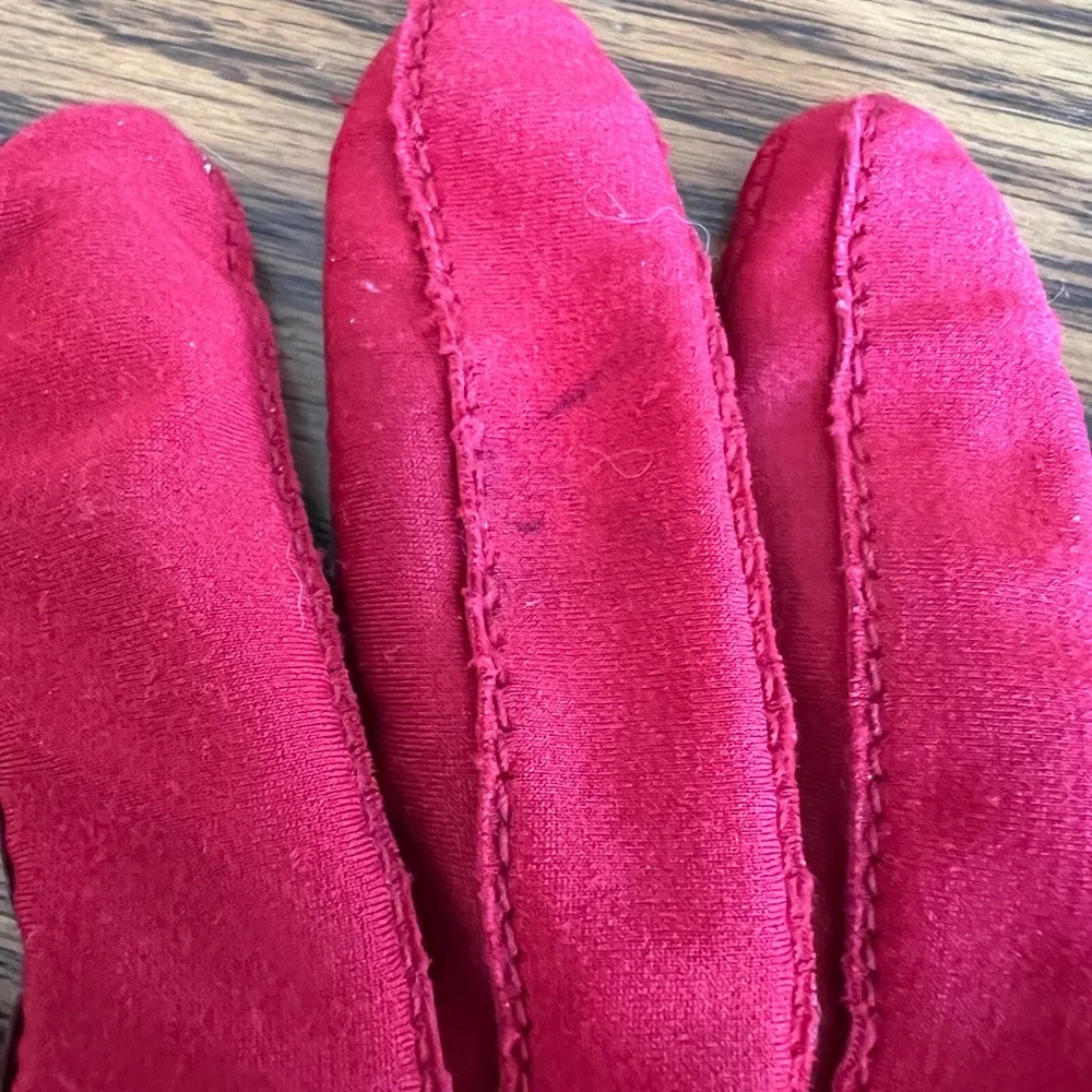Isotoner red ladies’ gloves. - Picture 8 of 11